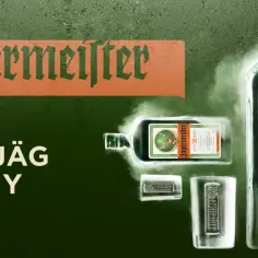 Butelka Jägermeistera i kieliszki, gotowe do podania. Jak pić Jägermeistera? Schłodzonego, oczywiście!