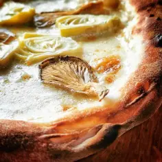 Pizza bianca co to? Odkryj sekrety tej wyjątkowej pizzy bez sosu