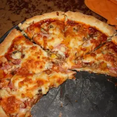 Pizza jak z pizzeri: proste przepisy na idealne domowe ciasto