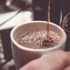 Kawa z ekspresu czy parzona: która lepsza dla zdrowia i smaku?
