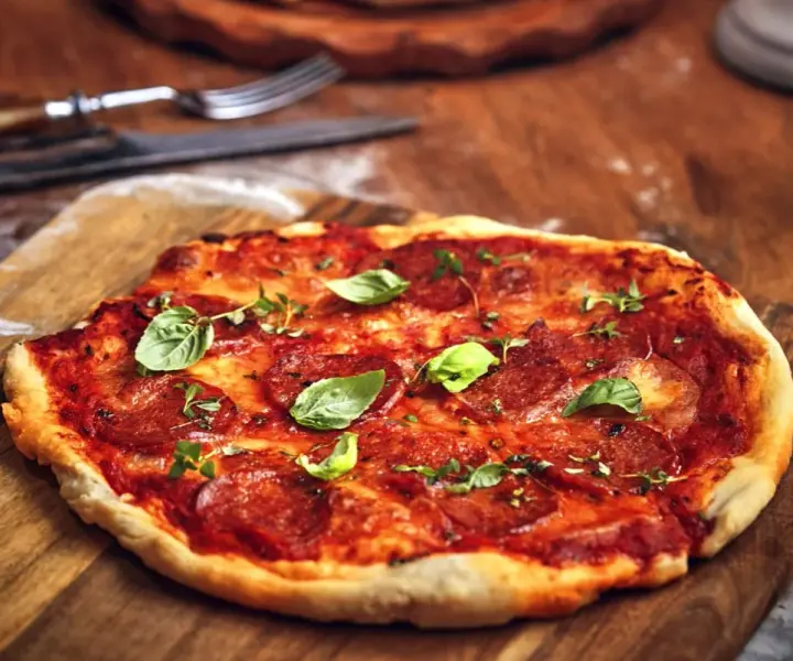 Najlepsze dodatki do pizzy z salami, które zaskoczą Twoje kubki smakowe