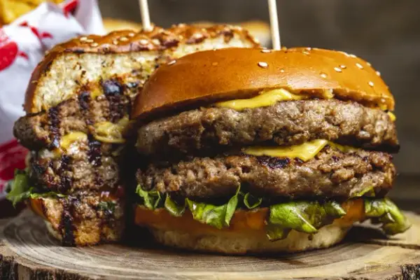 Co to jest hamburger? Poznaj składniki, historię i warianty dania