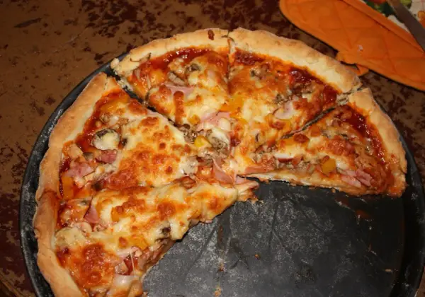 Pizza jak z pizzeri: proste przepisy na idealne domowe ciasto