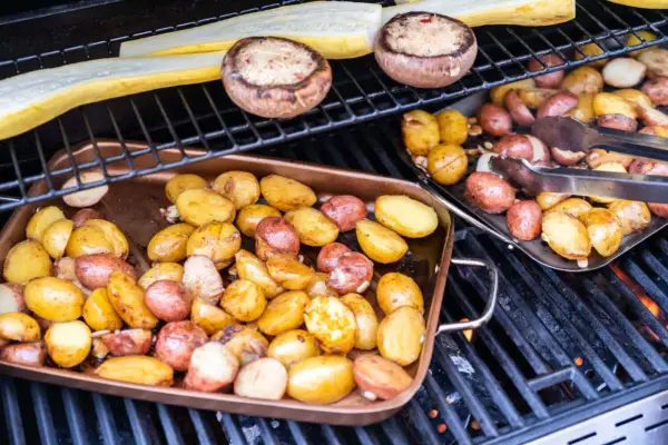 Sekret chrupiących ziemniaków z grilla - przepis krok po kroku