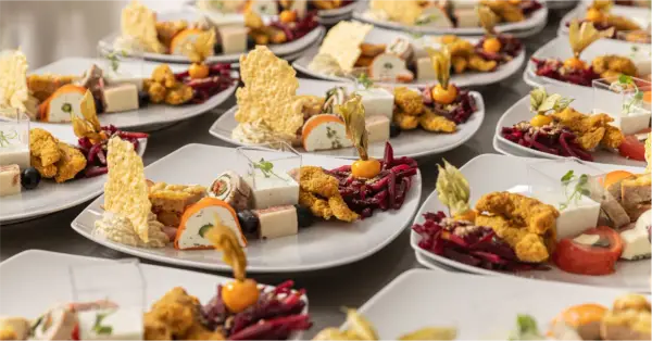 Ile kosztuje catering na 20 osób? Sprawdź ceny i oferty!