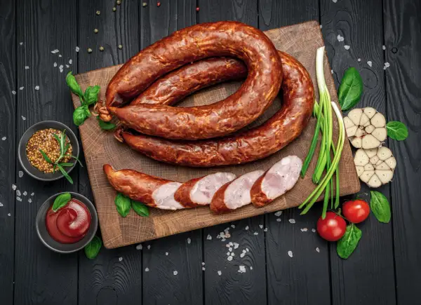 Wędzenie kiełbasy swojskiej - Odkryj sekret idealnego smaku